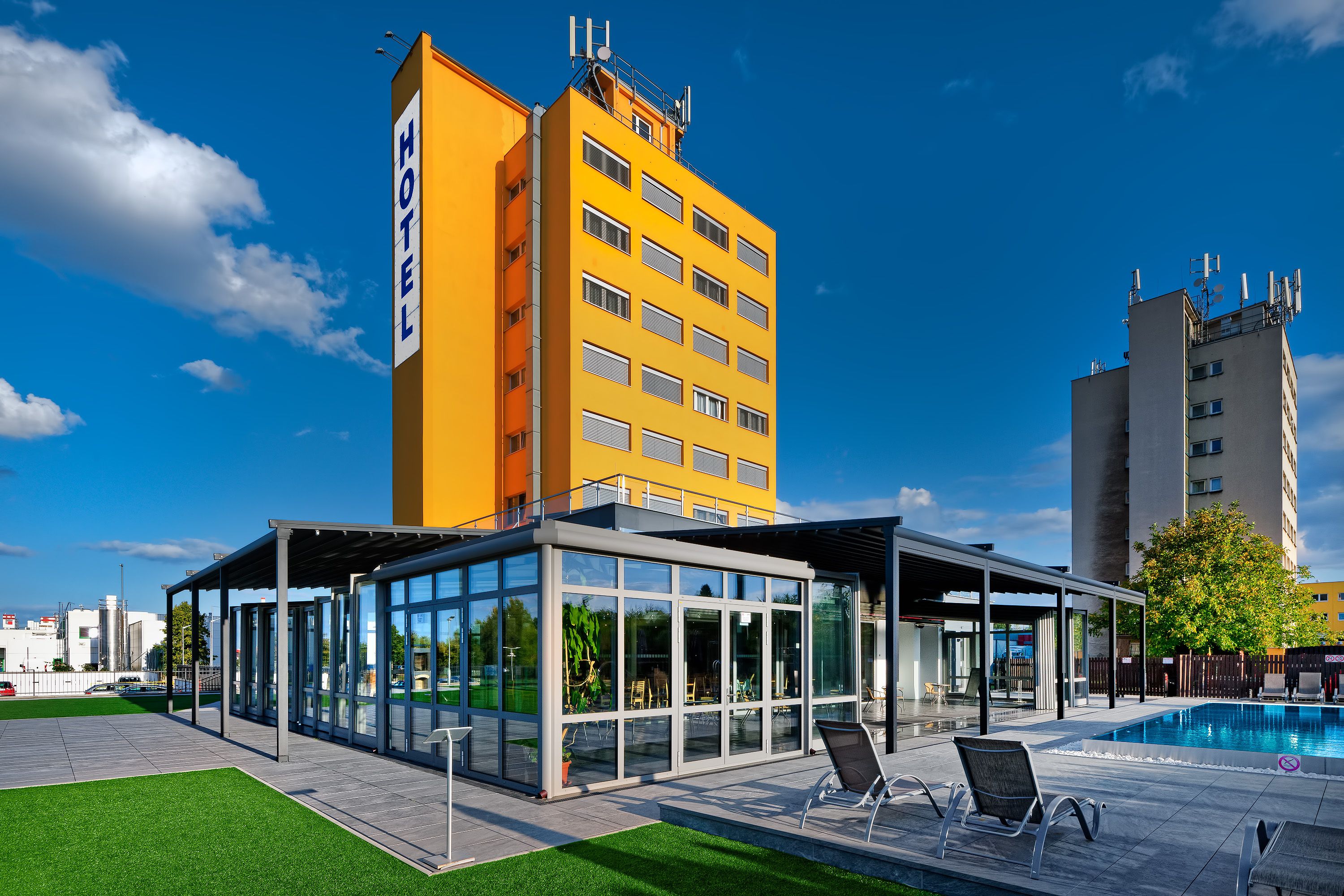 Hotel AURA | Milenecký azyl | Praha 9